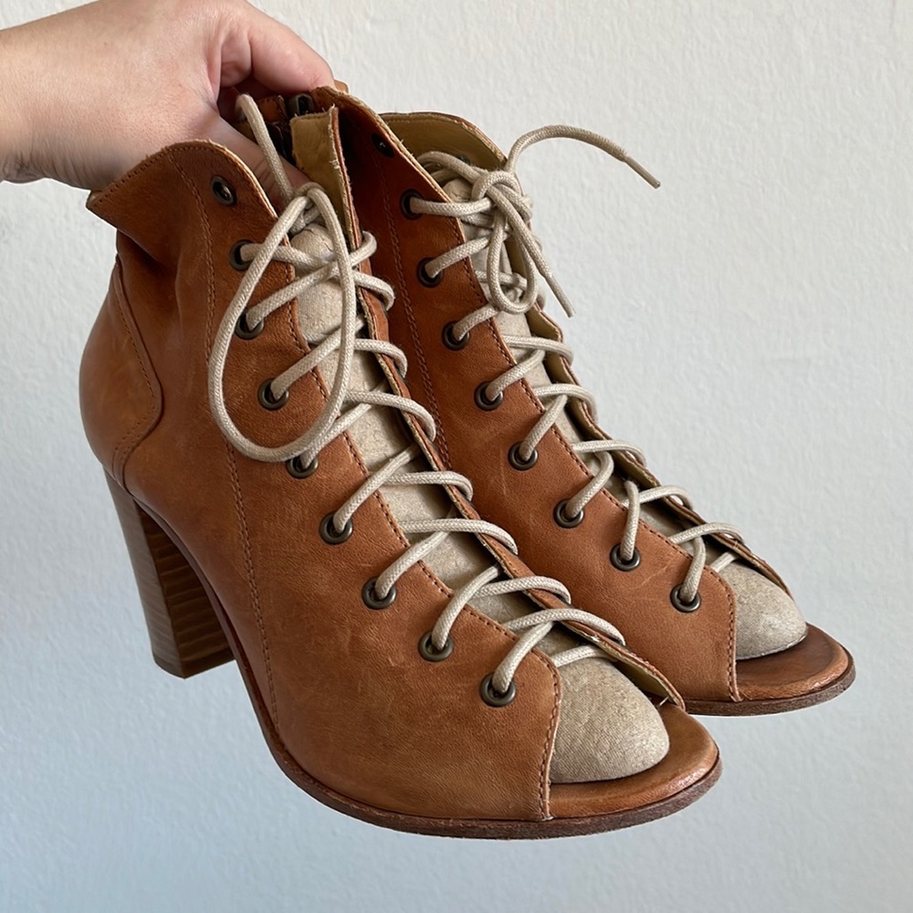 Laced boots